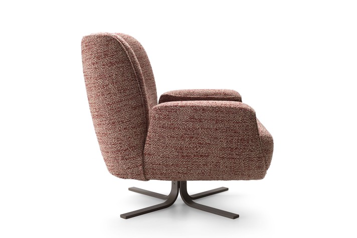 Lateral view of the armchair from which we see the curvature of the backrest