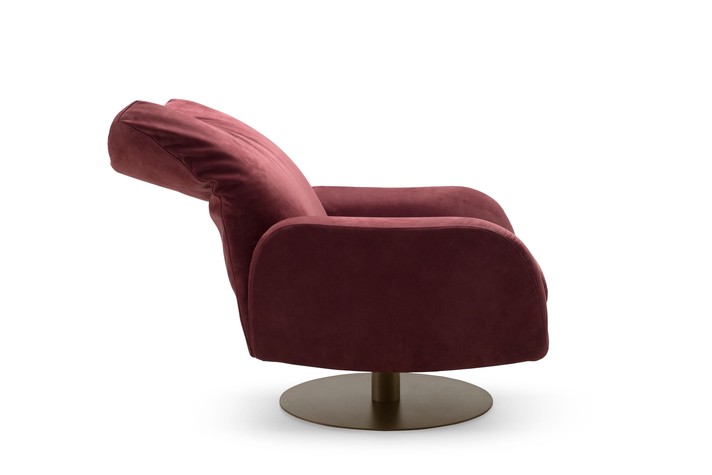 Lateral view of the reclining armchair with the back in the reclined position