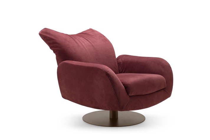 Informal seating position of the swivel armchair with the backrest reclined
