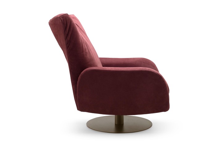 Lateral view of the reclining armchair with the back in the raised position