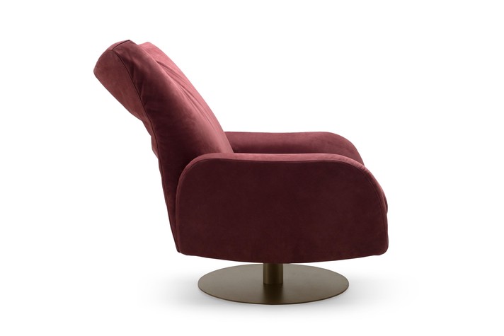 Lateral view of the reclining armchair with the back in the intermediate position