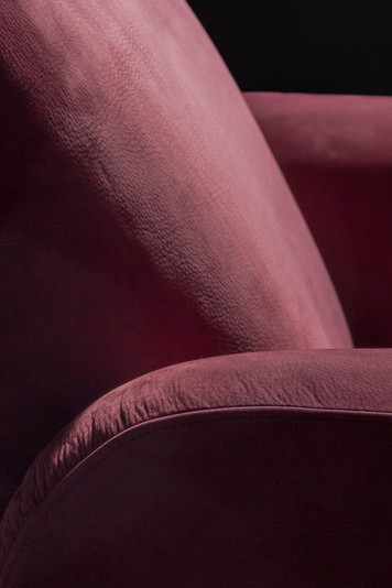Detail of the slightly inclined backrest and the padded armrest