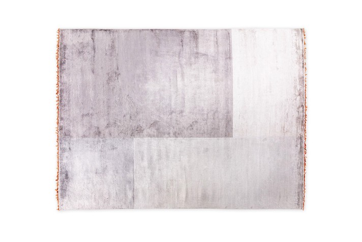 Grey geometric rug with square pattern and reddish fringes