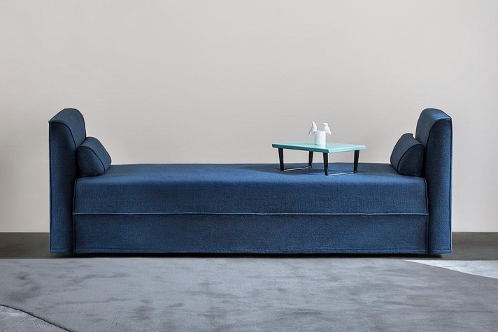 Backless daybed with two arms and hide away trundle