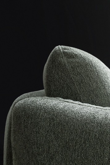 Padded armrests and rounded backrest cushions