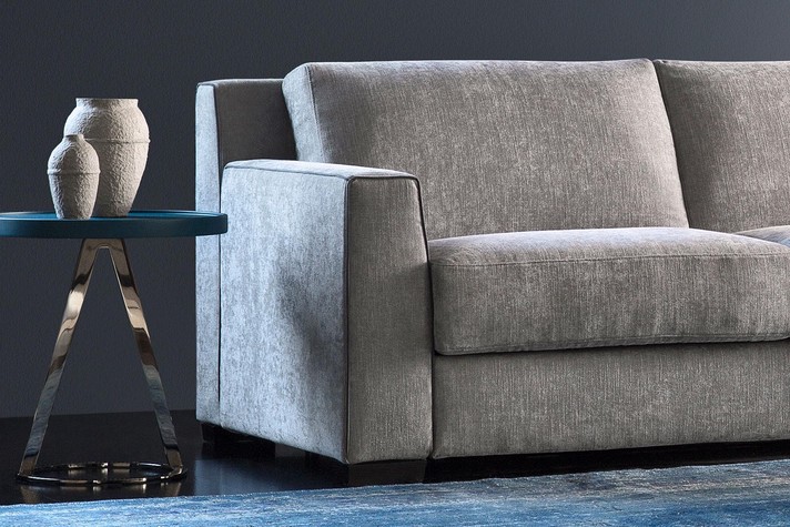 With its 18 cm thick mattress, the Regal sleeper sofa is ideal for everyday use