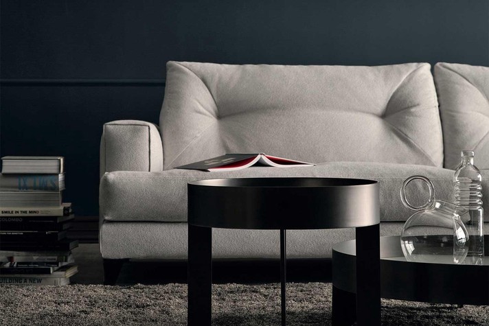 Detail of the large back cushion with single line buttonless tufting