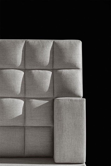 Detail of the chaise longue with sofisticated tufting