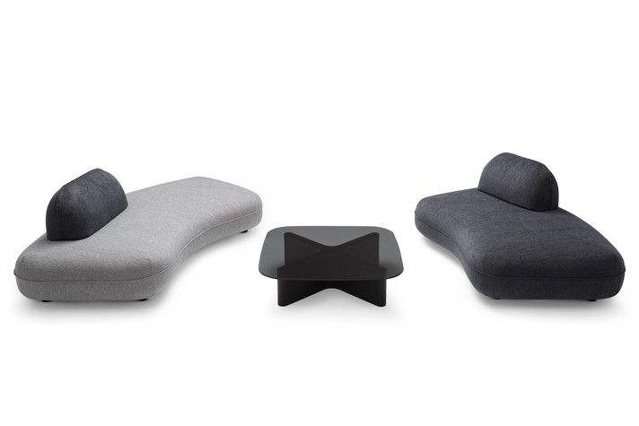 Composition example: 4-seater settee with movable backrest cushions and a single shaped backrest