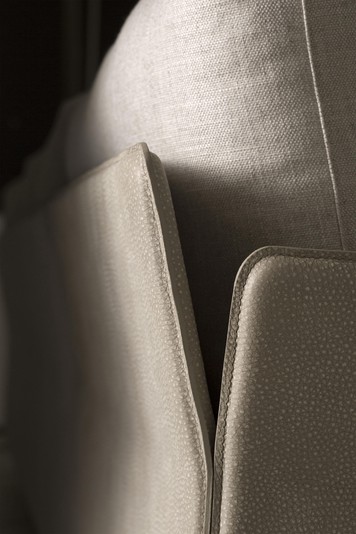 Detail of the narrow leather backrest with embossed profile