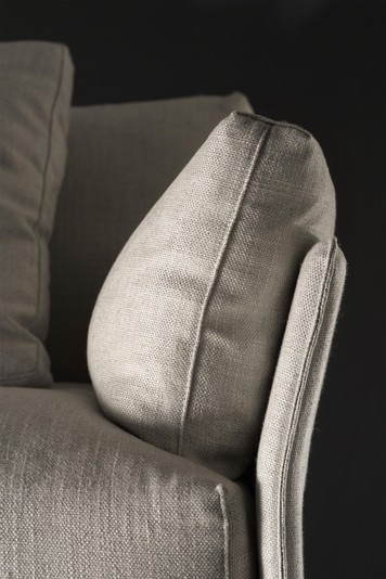 Detail of the narrow fabric armrest with its cushion