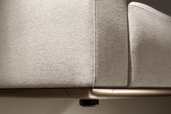 Details of the aluminium base in the Bronze finish