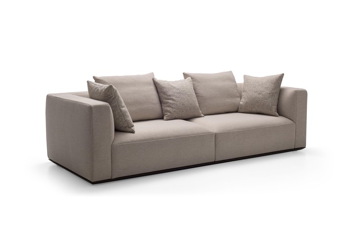 Configuration example: linear sofa with a low backrest and decorative scatter cushions