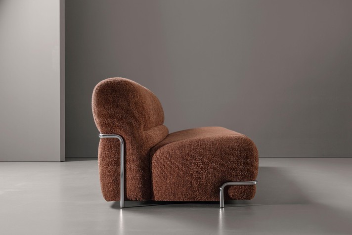Side view of the Bubble sofa, focusing on the feet from which the tubular insert extends, also available in RAL-painted metal
