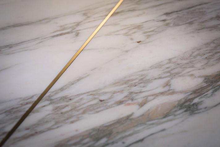 Details of the contrasting inlays of the marble top of the Pilar table