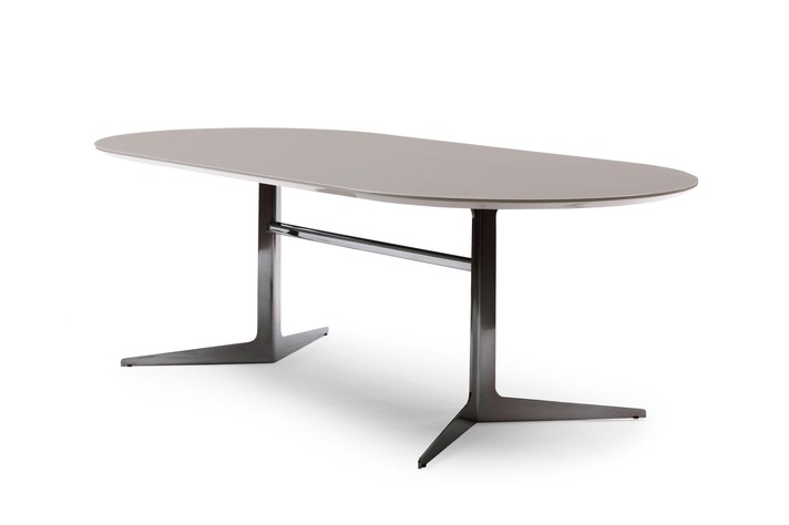 Minimalist and always modern, the table draws inspiration from the best 50-60s design