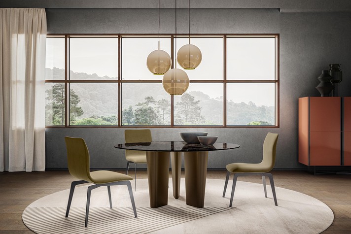 Round dining table combined with Clarissa chairs
