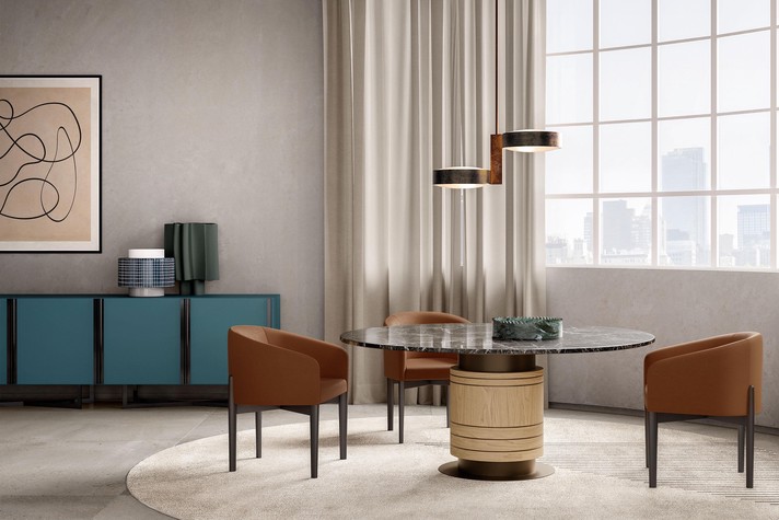 Table with a central base in metal and inlaid wood Pilar, combined with the Peggy tub chairs