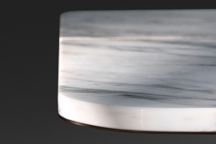Details of the marble top with rounded corners of the Pilar dining table