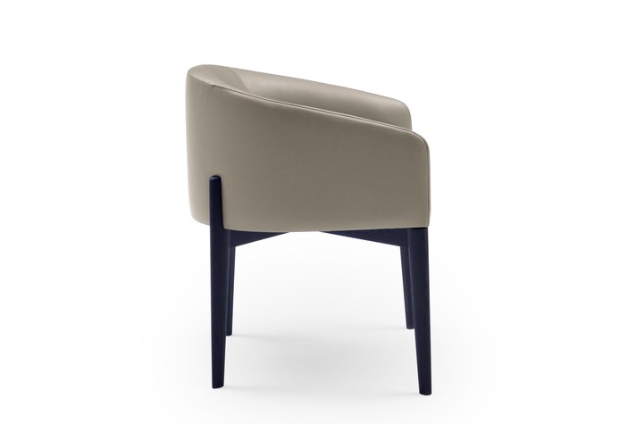 The wooden leg structure surmounts the seat: a remarkable aesthetic detail