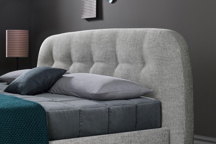 Detail of the single-line buttoned tufting