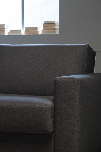 Détail de l'accoudoir carré et de l'assise accueillante