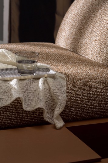 Détail de l'assise et de la table basse avec rangement