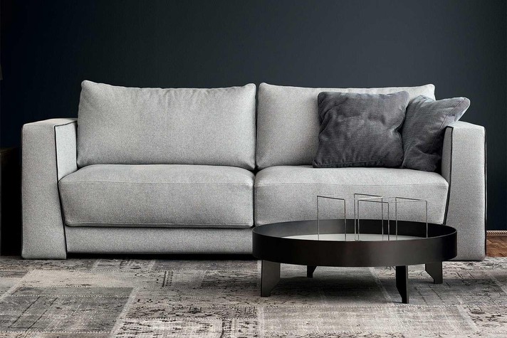 Canapé modulable avec accoudoirs hauts, grands coussins d'assise et dossier en plume