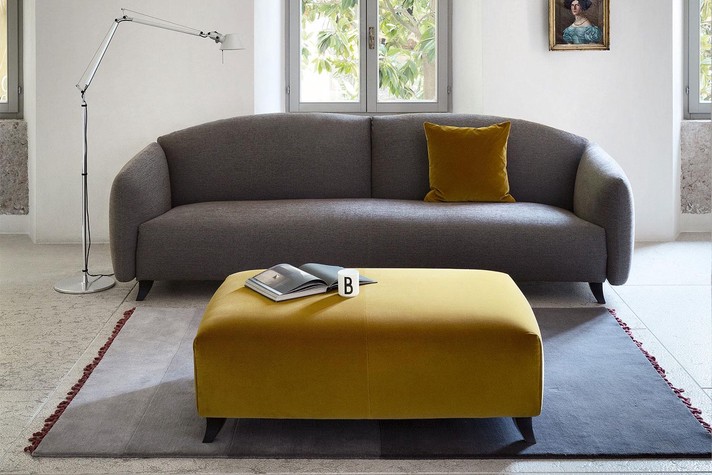 Canapé de style rétro modernisé et habillé de tissu gris