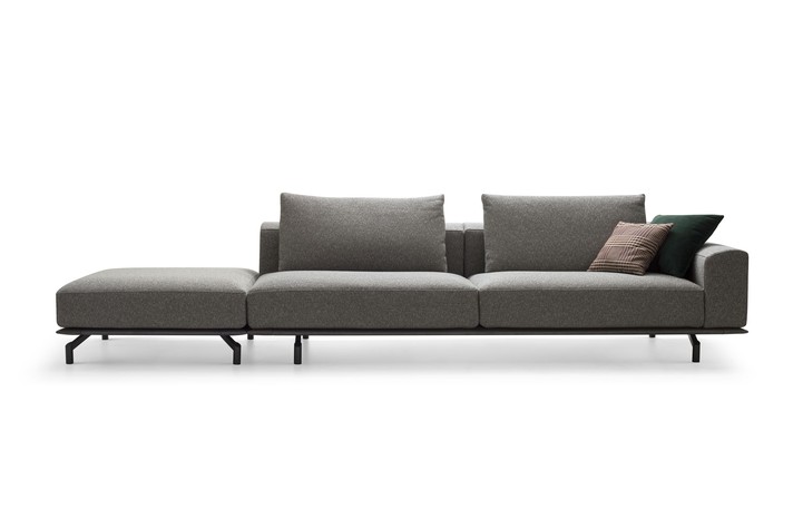 Canapé droit composable avec un seul accoudoir et pouf en bout de canapé