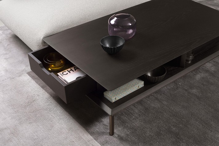 Détail du pouf avec table basse et tiroir