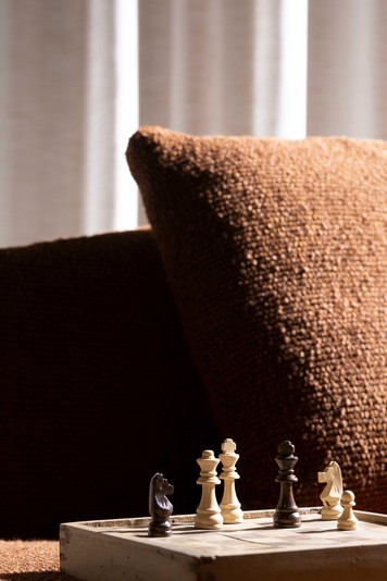 Détail du dossier modelé avec coussin décoratif assorti