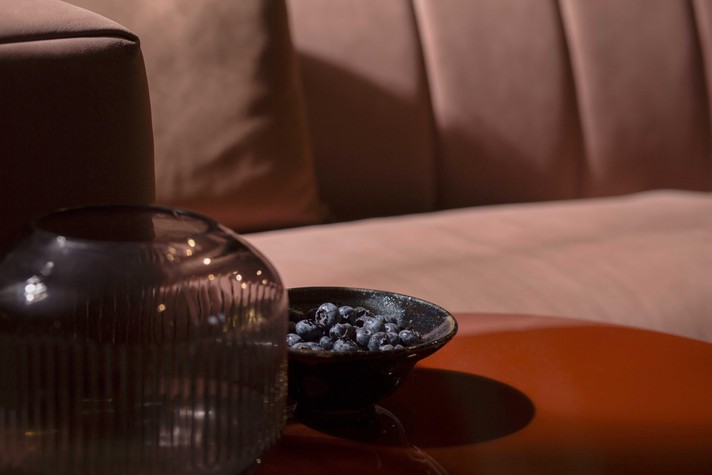 Détail de l'accoudoir large, de l'assise lisse et de l'accoudoir orné de surpiqûres verticales