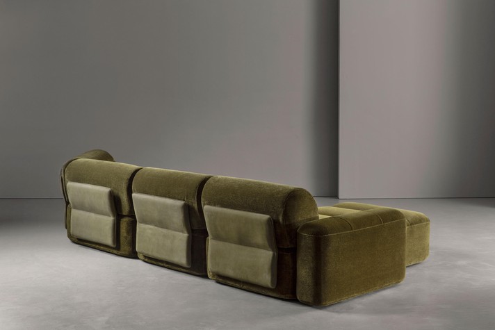 Détail des inserts arrière avec des panneaux en bois, rembourrés et revêtus d'un tissu assorti ou contrastant avec l'assise et le dossier