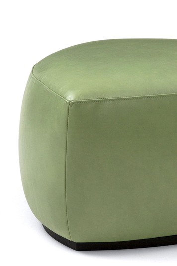 Pouf triangulaire ou médiator, détail de la base discrète en bois et des coutures