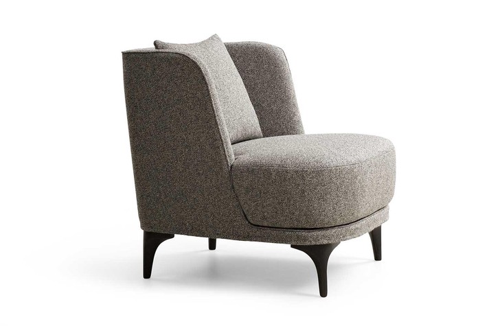 Le coussin d'assise ne dépasse pas le côté du fauteuil, ce qui réduit la largeur totale