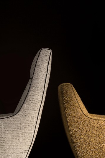 Détail des dossiers haut et bas passepoilés du fauteuil Ascot