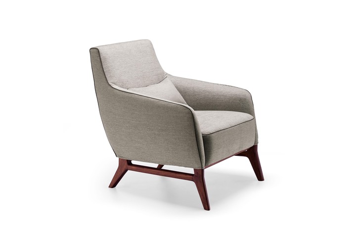 Fauteuil lounge bas sur base en bois poli Noyer