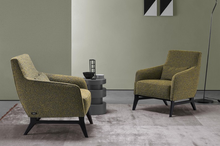 Ascot dans le modèle fauteuil lounge en tissu sur pied en bois