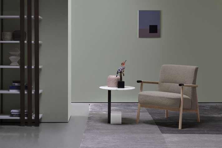 Fauteuil lounge sur pied en bois de frêne et accoudoirs avec embouts laqués