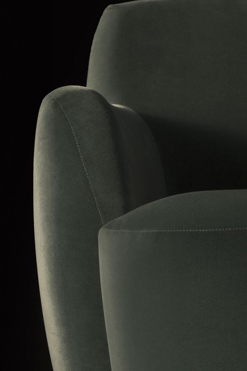Détail de l'accoudoir rembourré et de l'assise accueillante