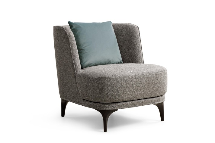 Petit fauteuil de salon équipé de cale-reins