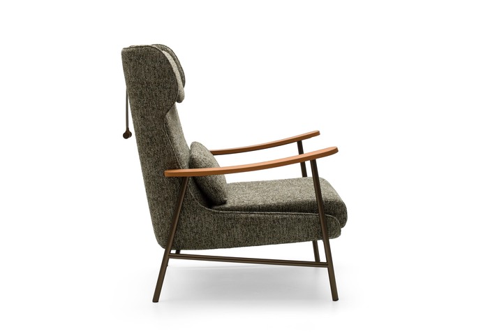 Fauteuil rembourré soutenu par une structure apparente en métal