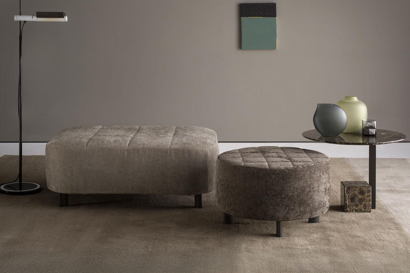 Collection de poufs rembourrés avec pieds en métal Tino et Tinetto