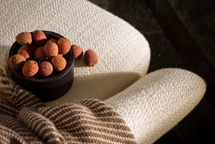 Vue d'en haut du coussin d'assise et de l'accoudoir orienté vers l'extérieur