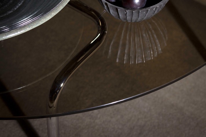 Détail du plateau en verre transparent et du pied tubulaire porteur