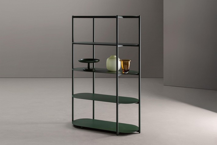 Libreria verticale Alma da 105 cm di larghezza. qui mostrata nel modello con sottili ripiani in legno
