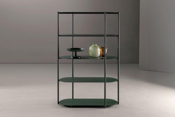 Vista frontale del modello verticale da 105 x 157,5 cm, anch'esso utilizzabile a muro o stand
-alone a centro stanza