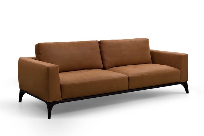 Divano lineare con base in legno di frassino finitura wengé