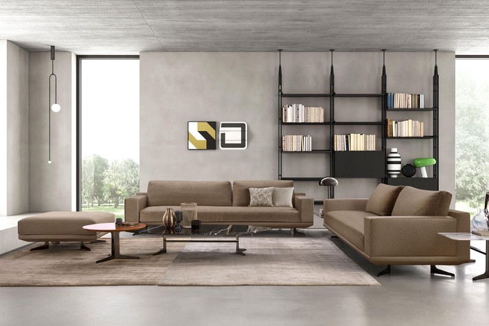 Salotto moderno con due divani lineari e un pouf poggiapiedi coordinato
